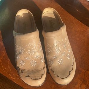 Alegria mules